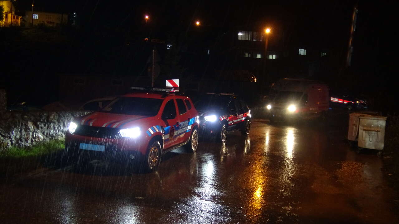 Cip dereye uçtu! Sürücü kurtuldu, 2 kişi kayıp 6